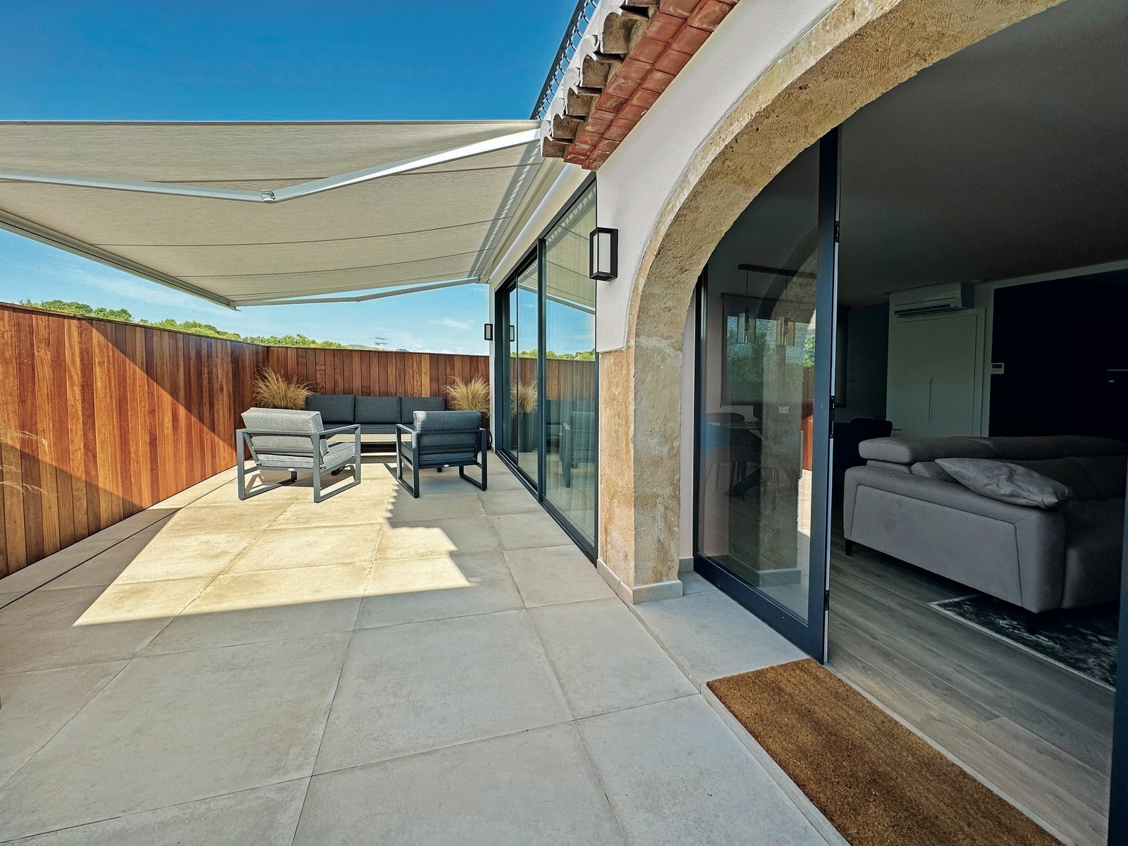 The 40 m² covered terrace