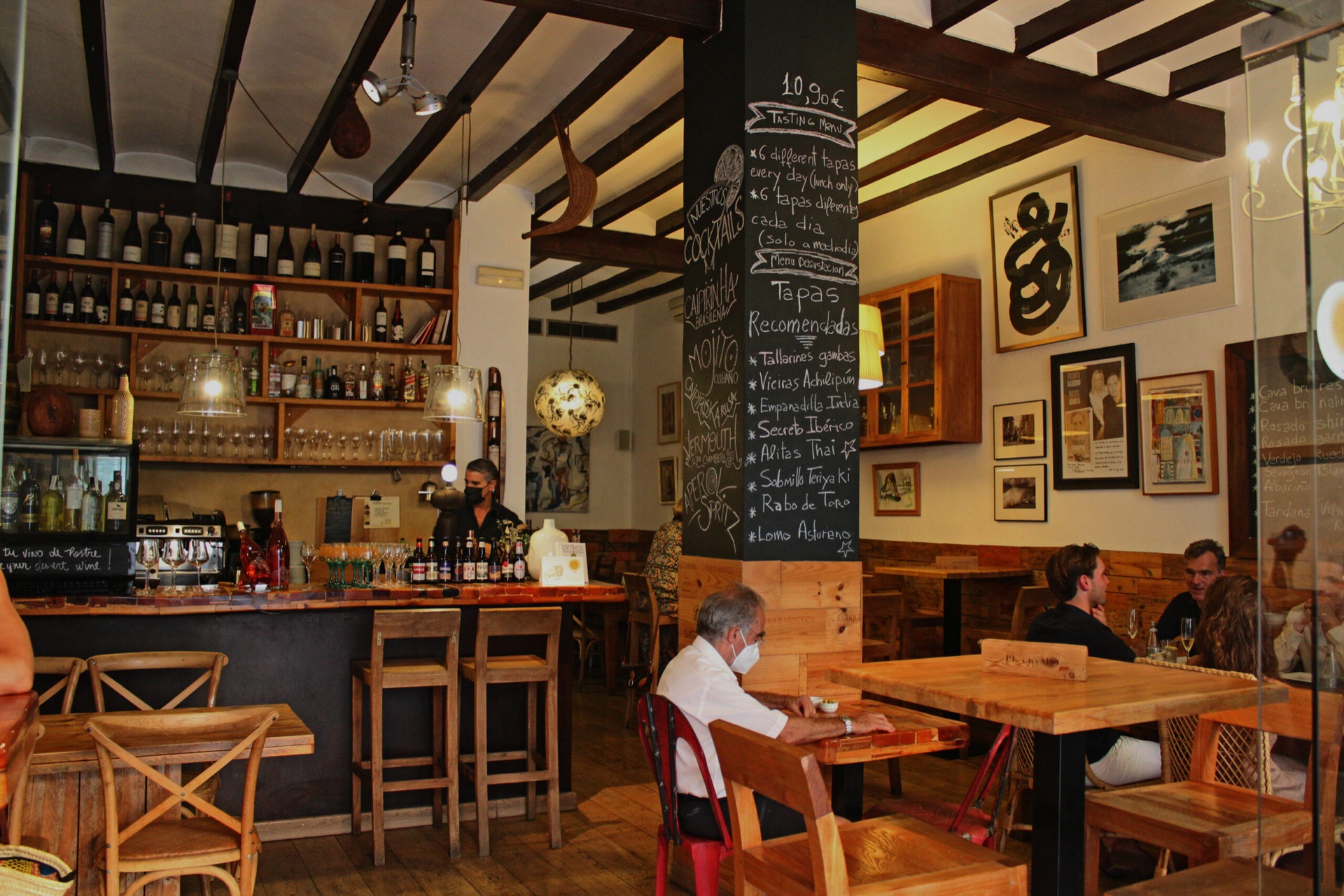 Intérieur avec comptoir, poutres en bois et ardoise de tapas