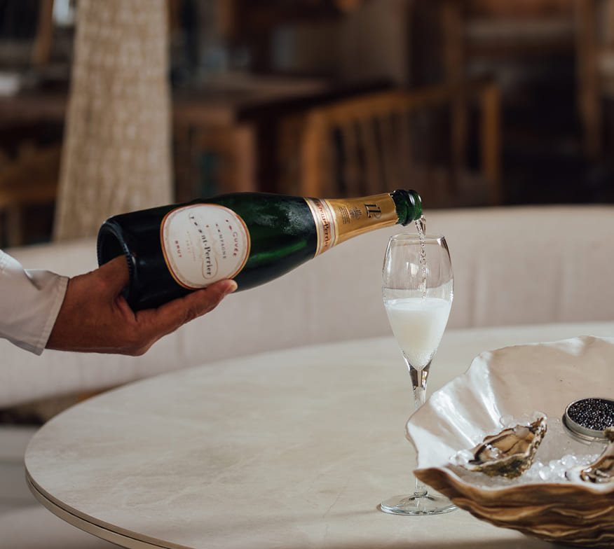 Champagne et huîtres à table