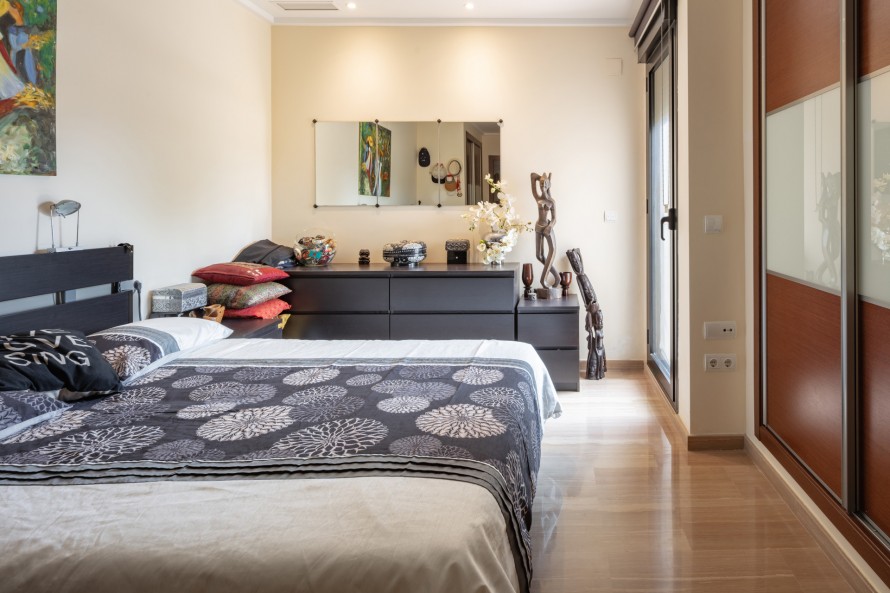 2 Bedrooms - — 12/25
