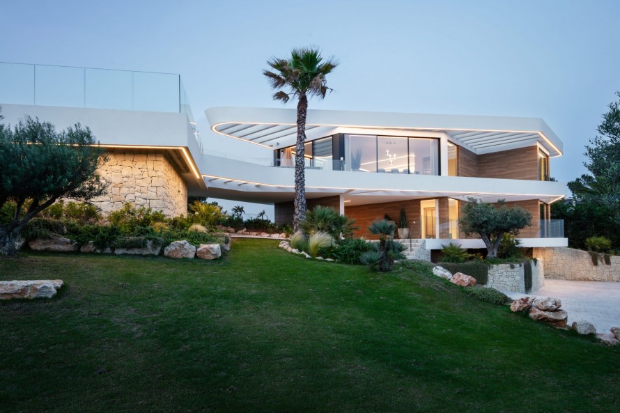 4 Bedrooms - — 16/18