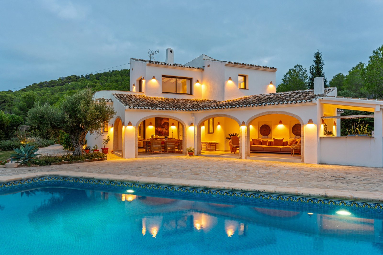 Villa Chanelli in Jávea in der Abenddämmerung