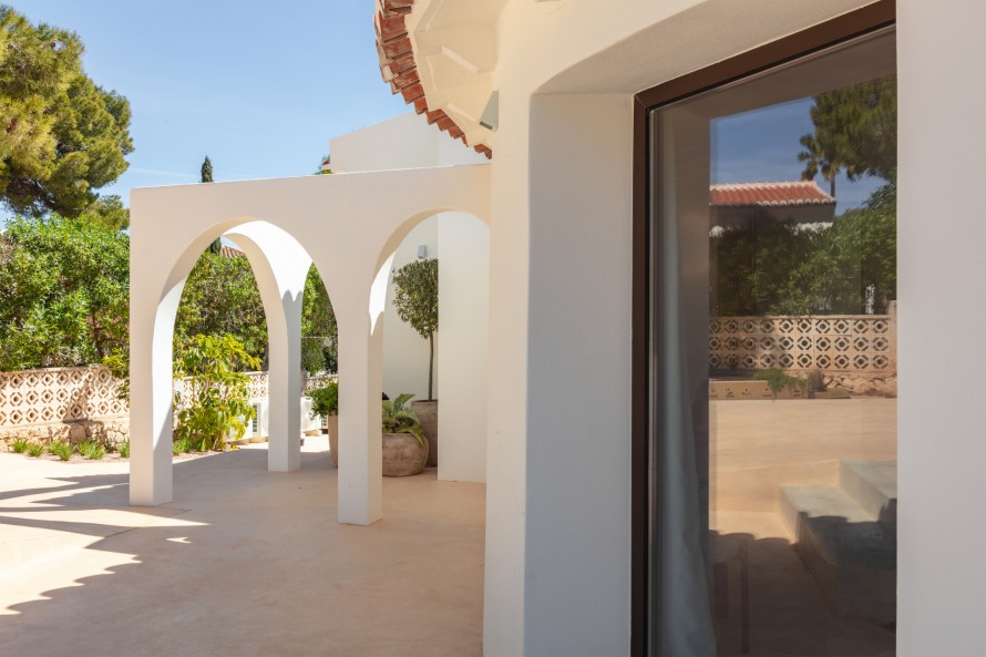 4 Bedrooms - — 48/50