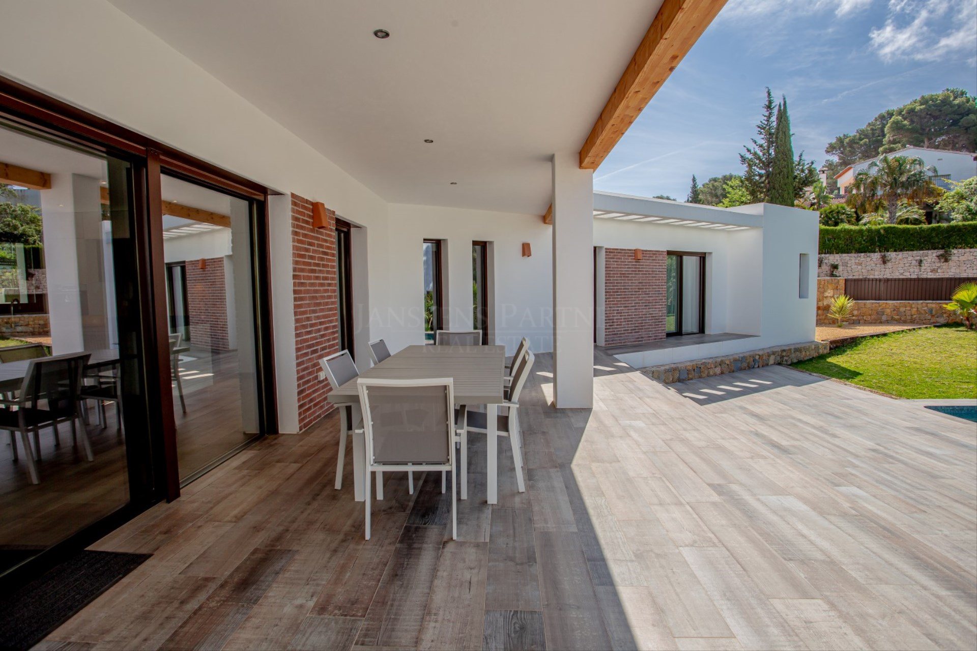Villa near Cala Blanca: porch and outdoor dining area