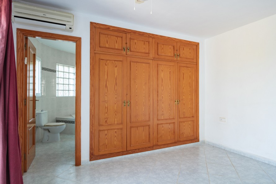 4 Bedrooms - — 12/33