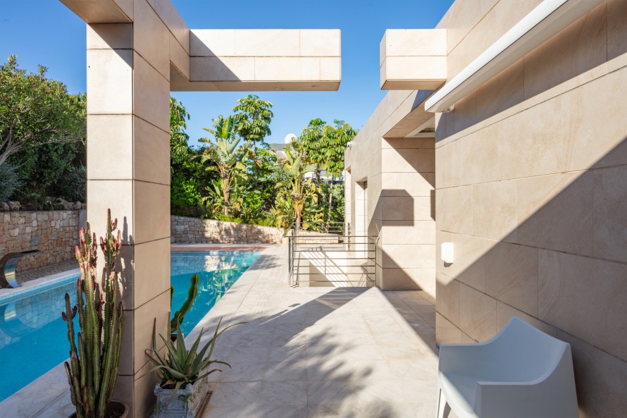 4 Bedrooms - — 14/25