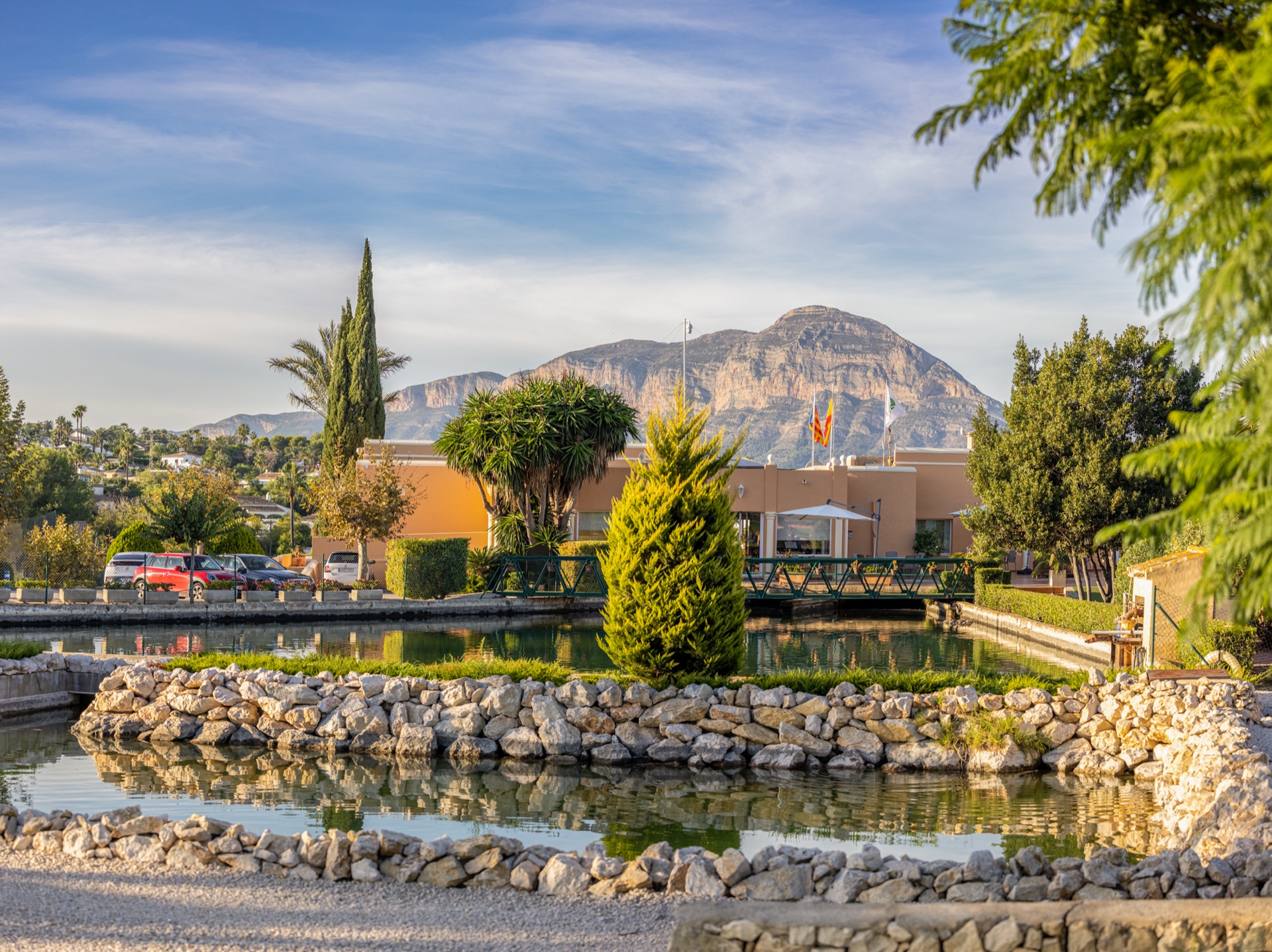 Teich des Clubs mit Clubhaus und dem Montgó im Hintergrund
