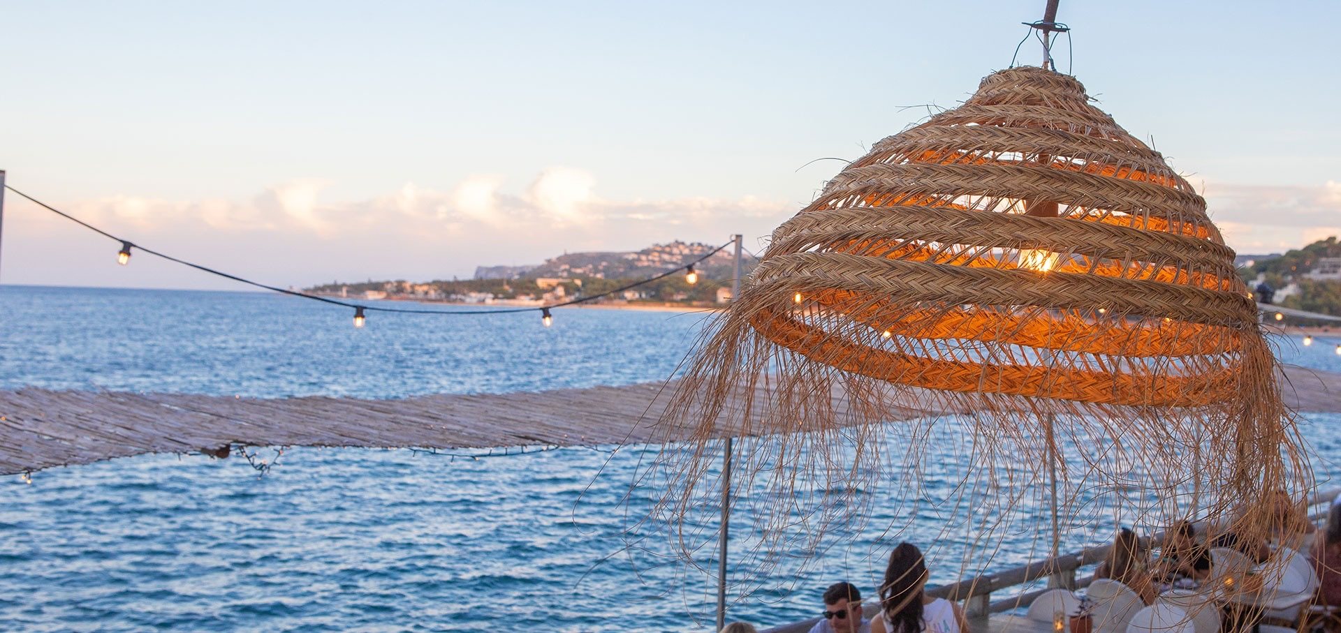 Lampes en fibres tressées sur la terrasse, face à la côte de Dénia