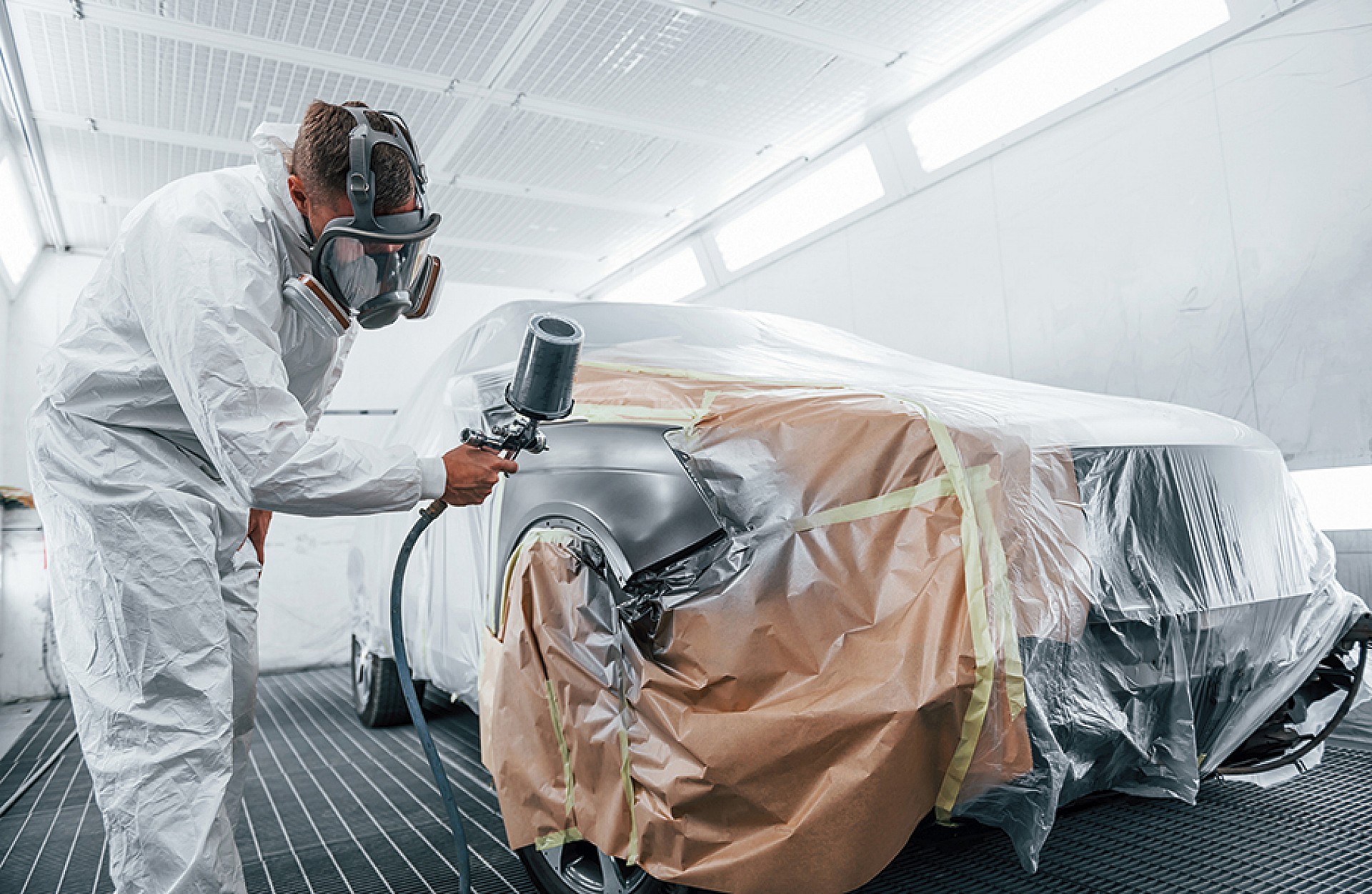 Ein Auto wird in der Lackierkabine lackiert