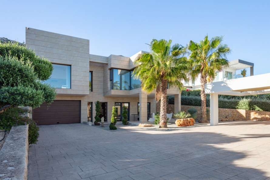 4 Bedrooms - — 18/25