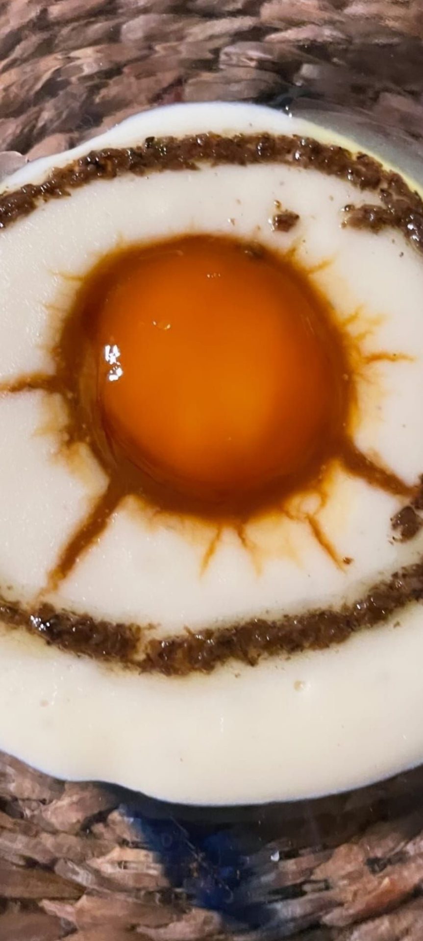 Jaune d'œuf mariné sur mousseline de pomme de terre truffée
