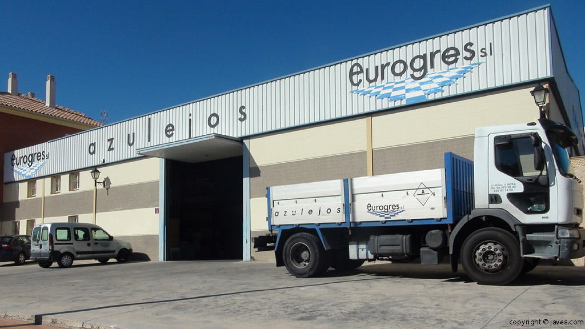 Halle von Azulejos Eurogres mit Lieferwagen davor