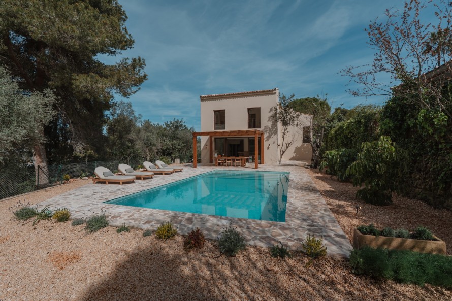 5 Bedrooms - — 38/48