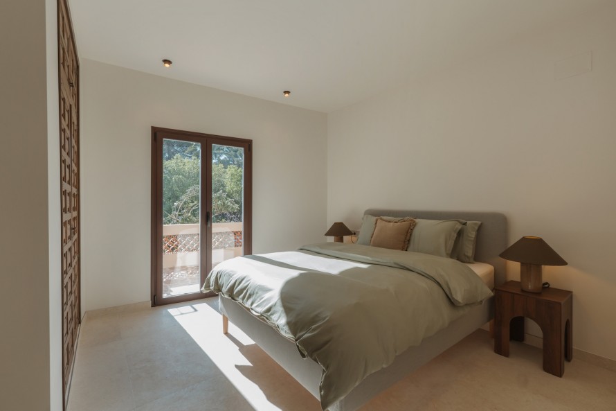 5 Bedrooms - — 24/48
