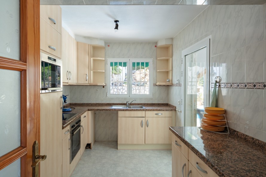 4 Bedrooms - — 11/33