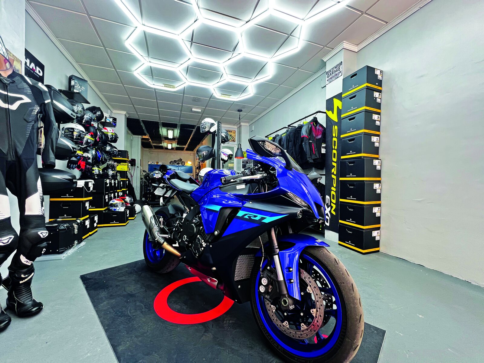Een blauwe Yamaha R1 in de winkel van Motos Ruta 22