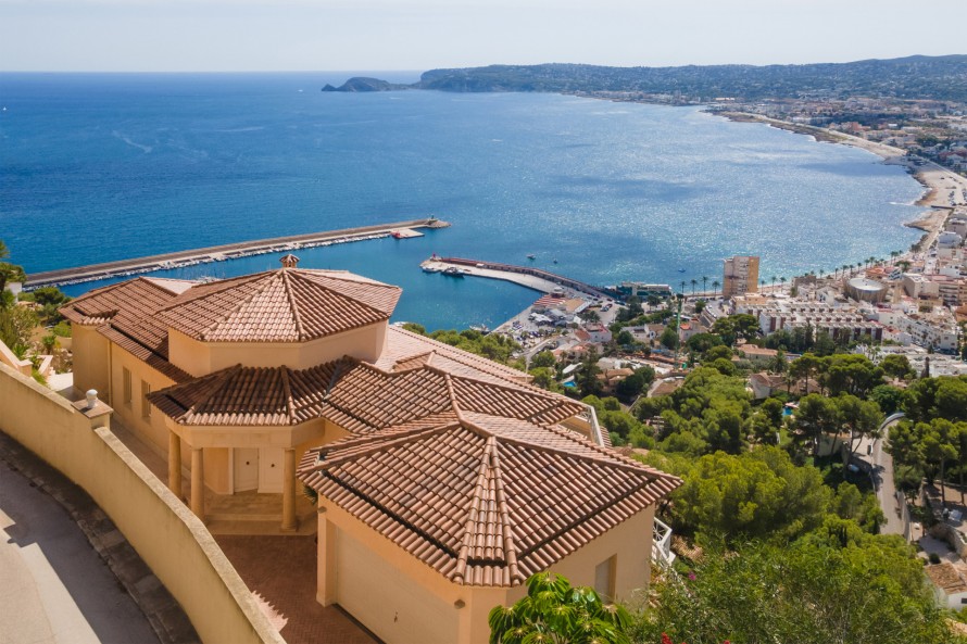 6 Bedrooms - — 30/35