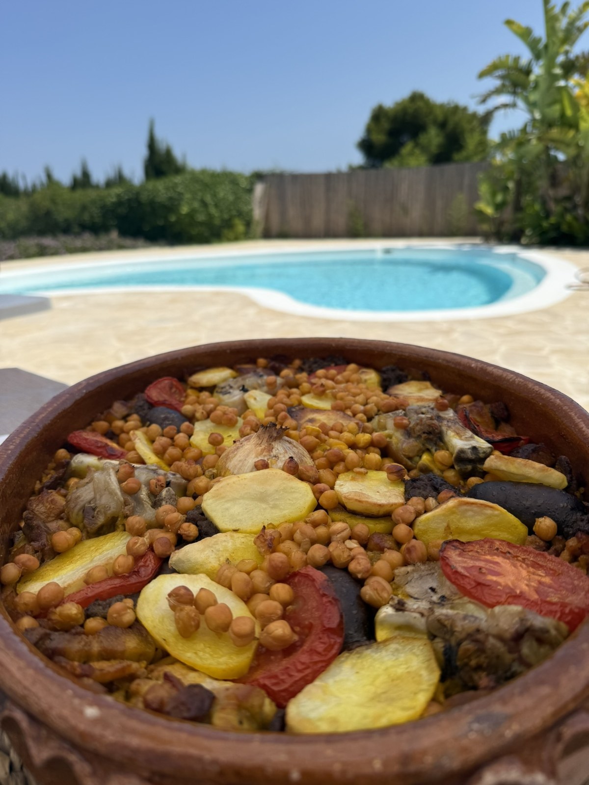 Huisgemaakt eten bij het zwembad