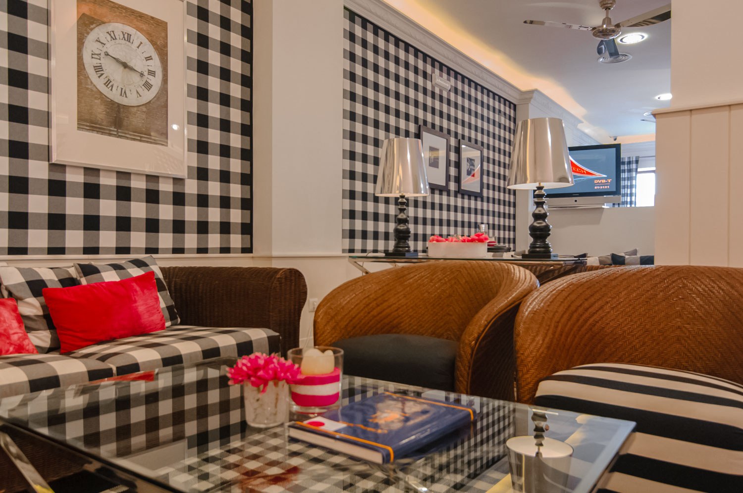 Le salon et bar-cafétéria