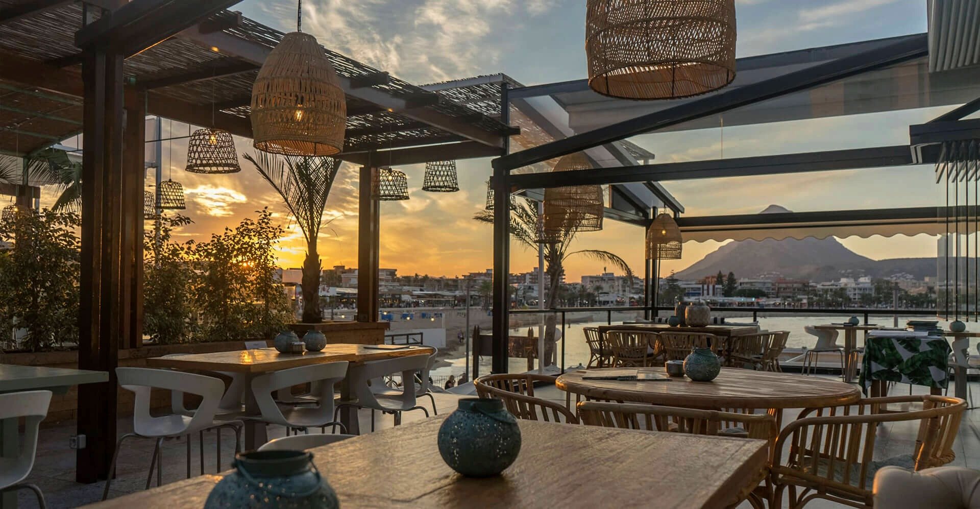 La terrasse d'Atalaya au coucher du soleil, avec la baie de l'Arenal et le Montgó en arrière-plan