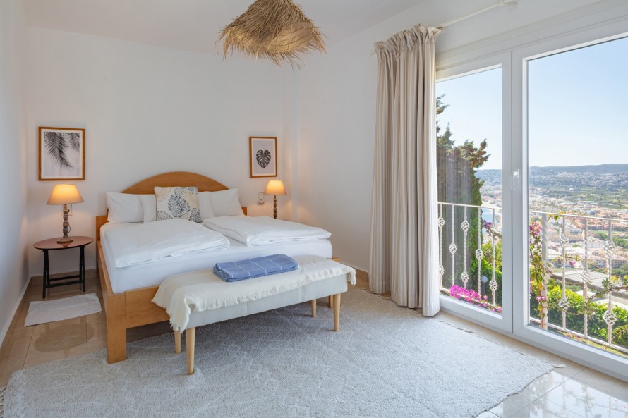 5 Bedrooms - — 30/50