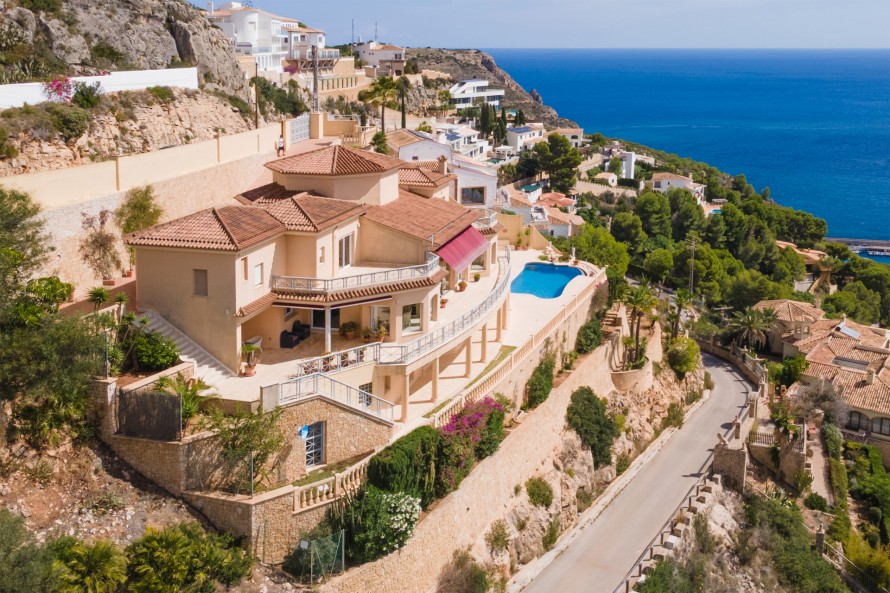 6 Bedrooms - — 32/35