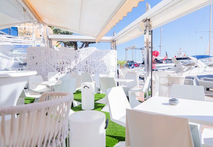 La terrasse au bord du port