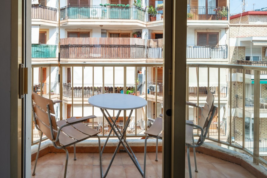 2 Bedrooms - — 5/21
