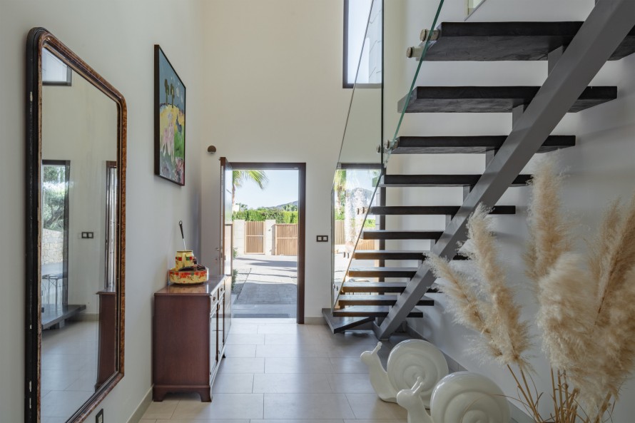 4 Bedrooms - — 4/25