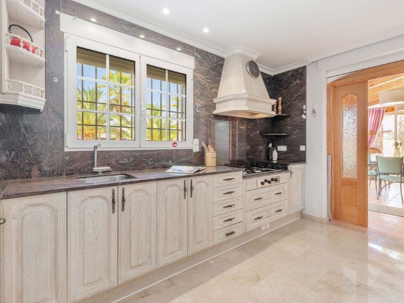 5 Bedrooms - Busot — 11/85