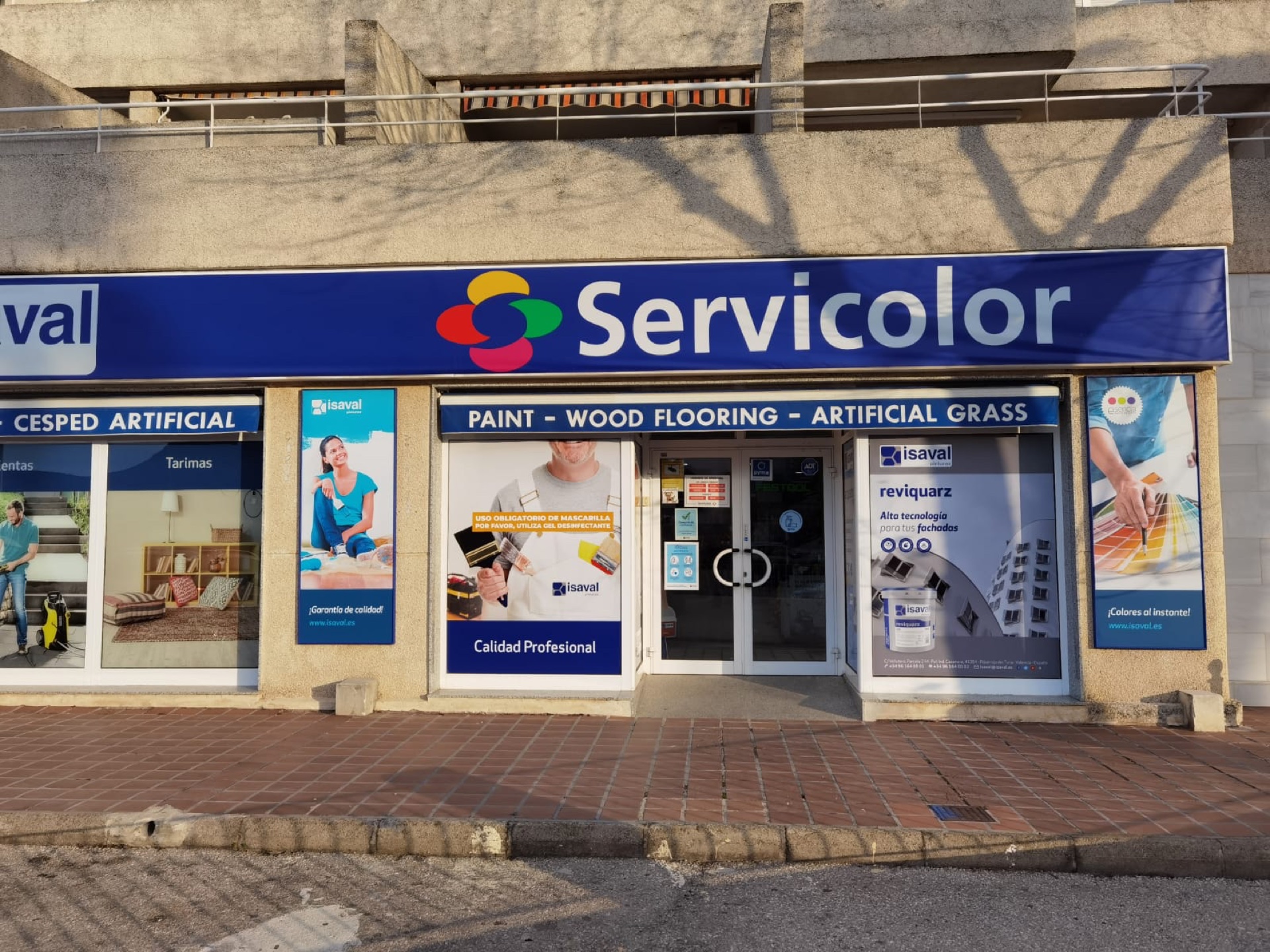 Fassade des Servicolor-Geschäfts mit Schild und Schaufenstern