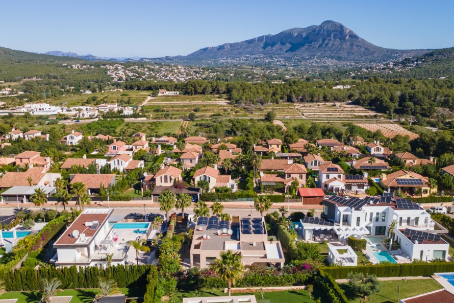 4 Bedrooms - — 21/25