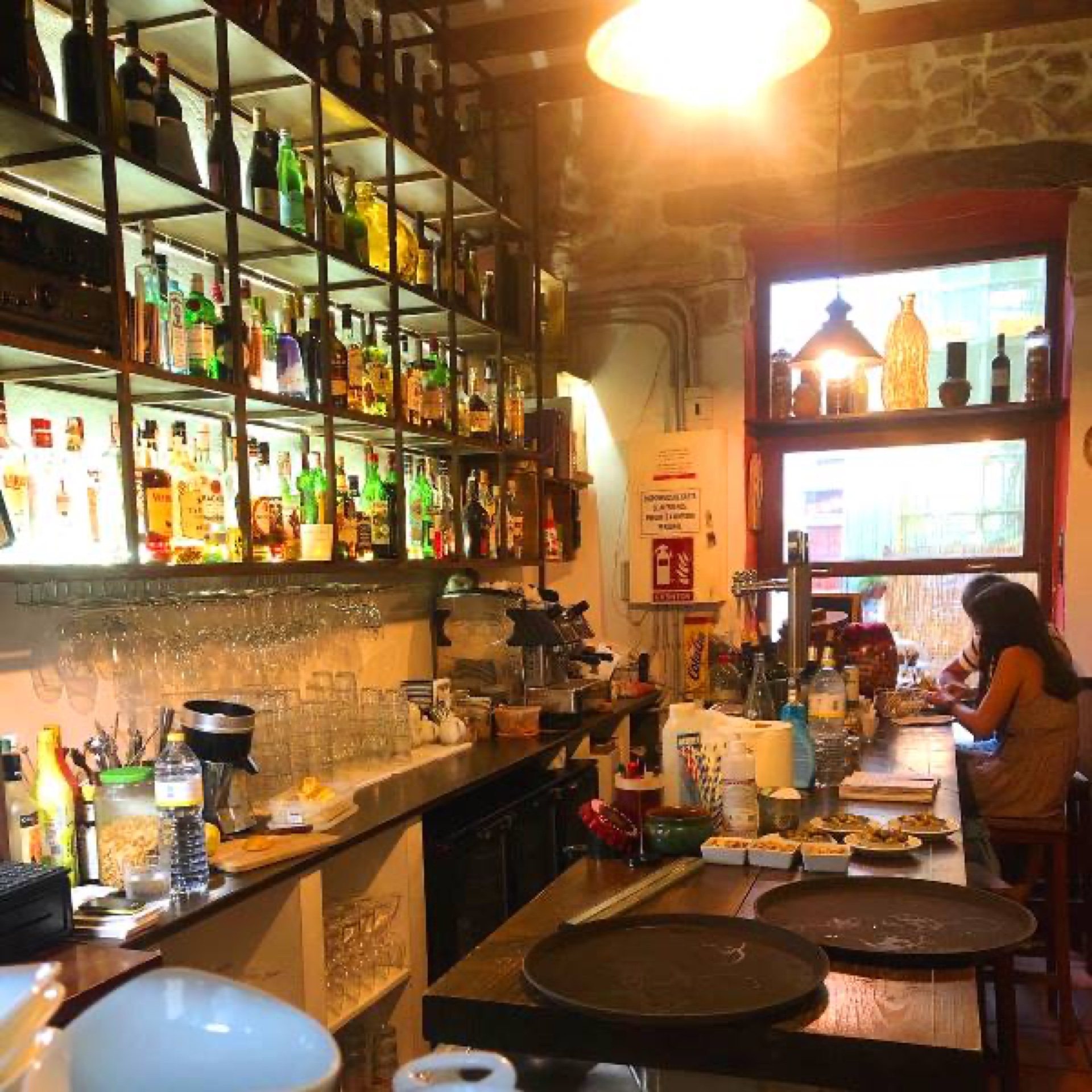 Le bar et son mur de bouteilles