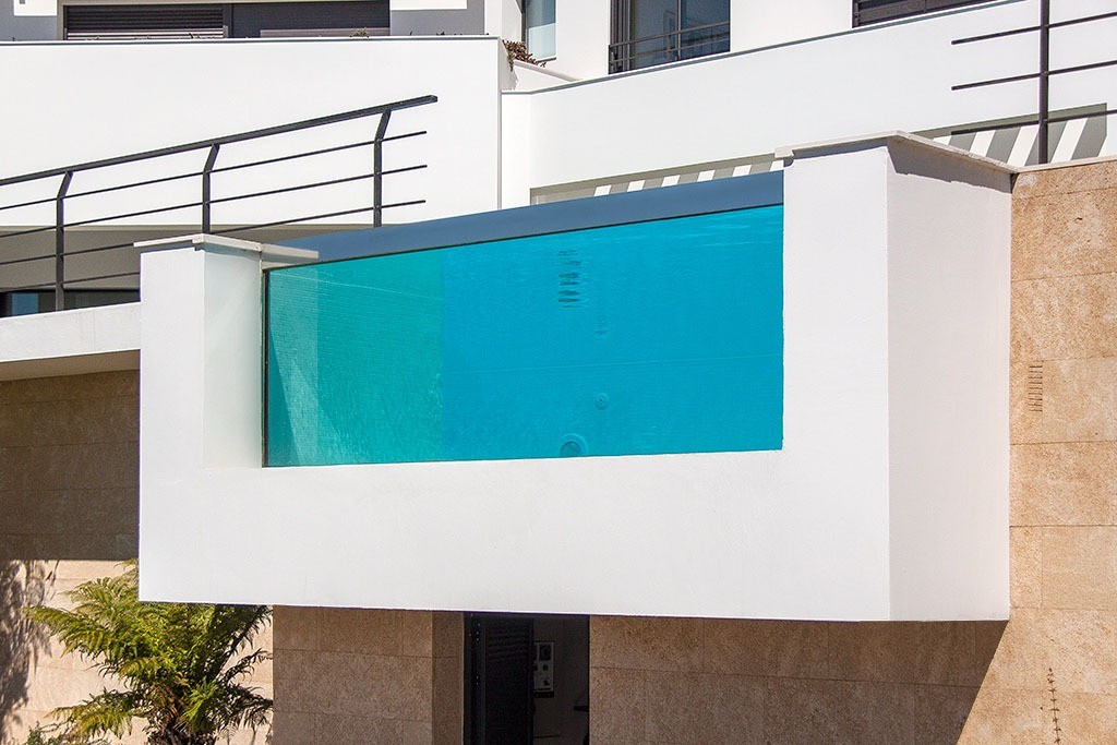 Cuesta San Antonio : piscine à paroi de verre