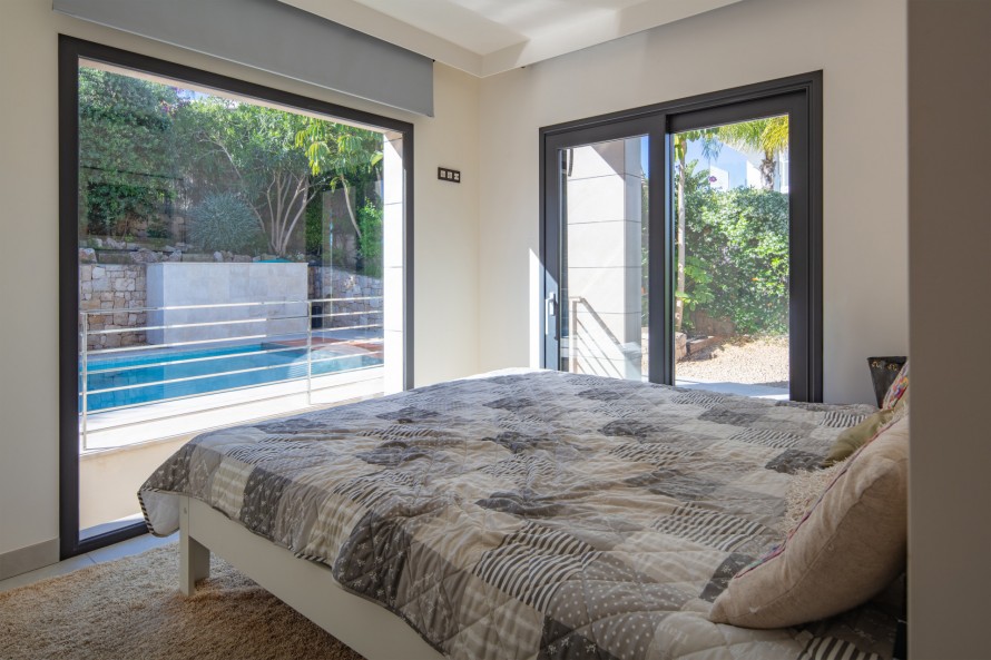 4 Bedrooms - — 10/25