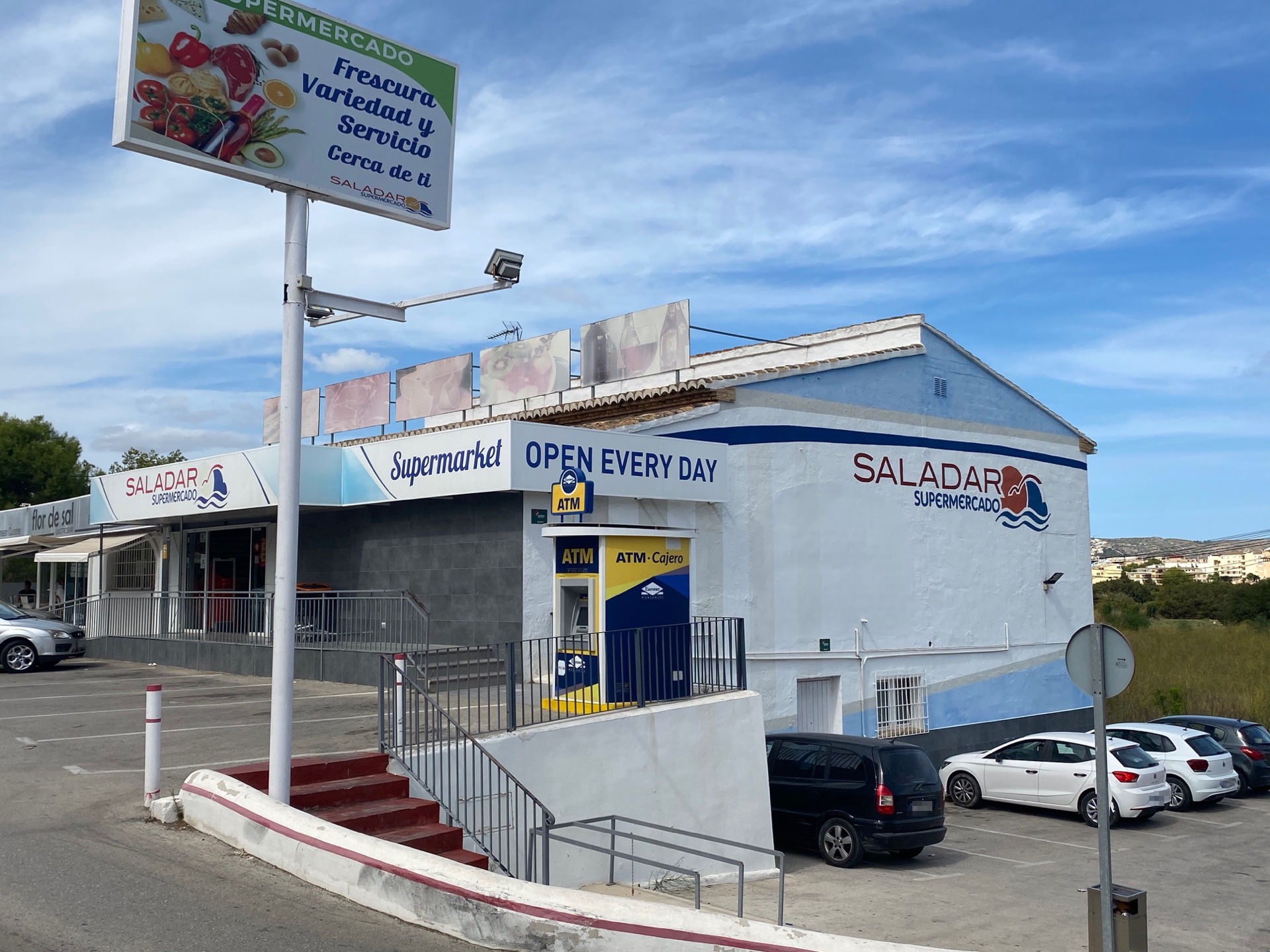 Fassade des Supermarkts Saladar mit Parkplatz